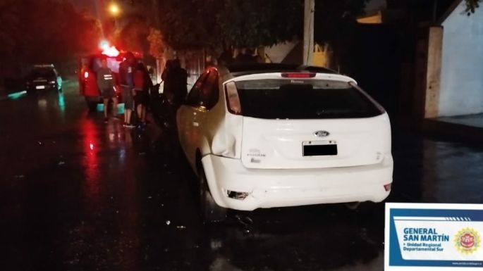 Venía de acompañante en una moto y terminó con lesiones graves tras chocar contra un auto