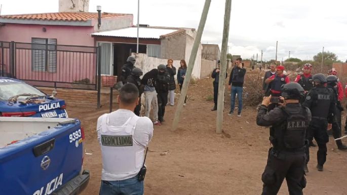 Ebrio, se atrincheró durante más de 10 horas e hirió a un comisario