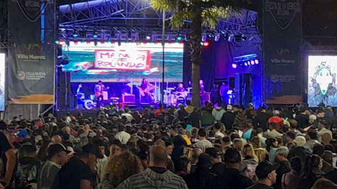 Ante una multitud, subió al escenario la banda Mancha de Rolando