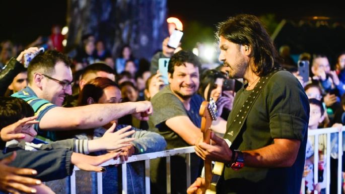 Ante una multitud, subió al escenario la banda Mancha de Rolando