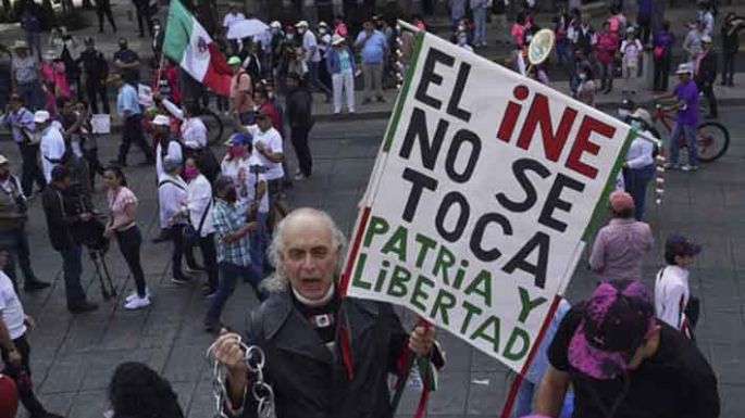 Miles de mexicanos marcharon contra la reforma electoral de López Obrador