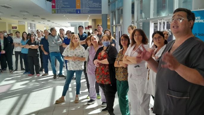 [Vídeos] Asamblea en el Pasteur: decidieron aunar los reclamos con los demás hospitales provinciales