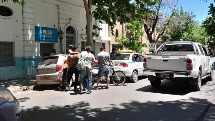 Accidente entre una moto y un taxi sin heridos