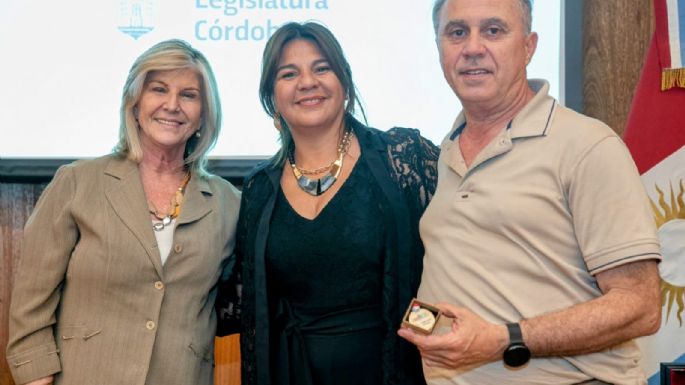 El fotógrafo local Roberto Zayas fue reconocido en la Legislatura provincial