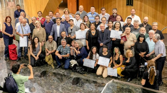 El fotógrafo local Roberto Zayas fue reconocido en la Legislatura provincial