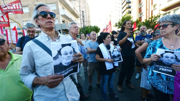 Reclamaron la renuncia del legislador Oscar González