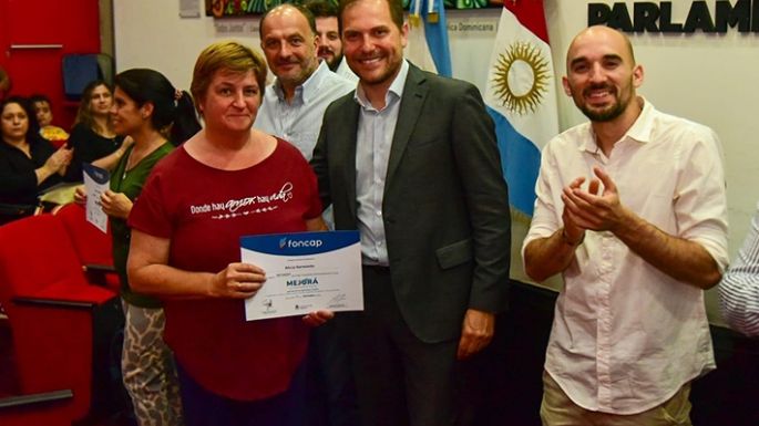 Más de 30 emprendedores  recibieron sus certificados