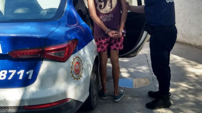 Un joven intentó robar un bolso del interior del auto a una mujer y ella lo evitó