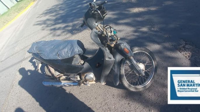 Un motociclista resultó gravemente herido tras chocar contra una pick up