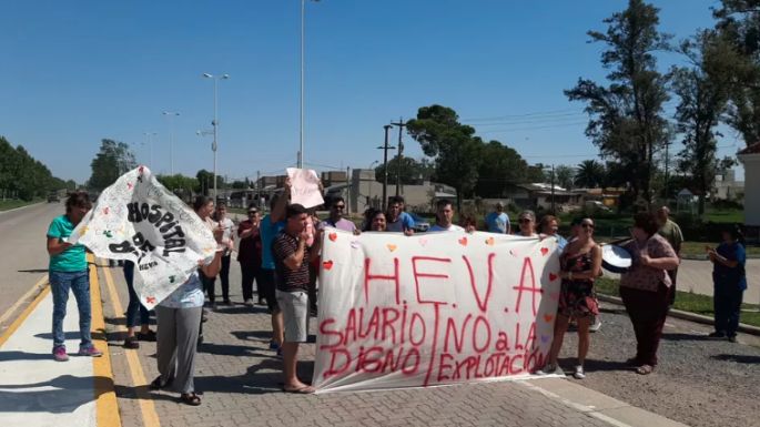 Trabajadores del Hospital Vidal Abal cortaron media calzada de la ruta 9
