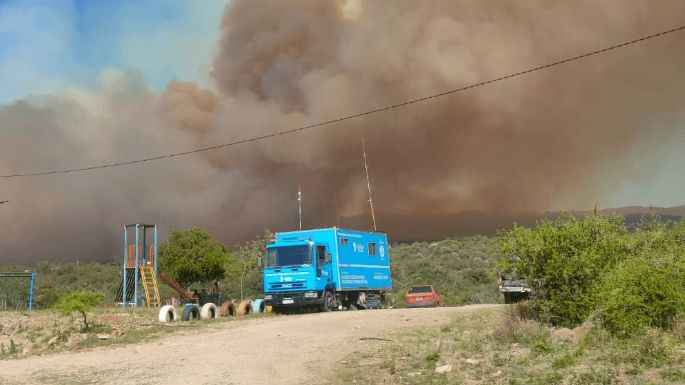 Tras un riesgoso incendio, Tala Cañada amaneció sin energía eléctrica ni señal telefónica