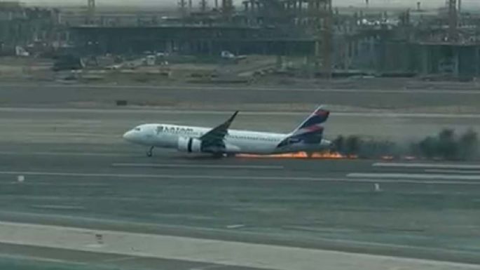 Dos bomberos murieron tras chocar su vehículo con un avión que intentaba despegar
