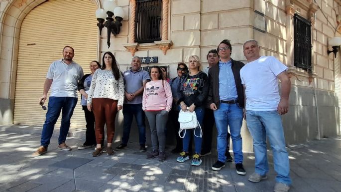 Elecciones vecinales: protesta frente al municipio por su suspensión