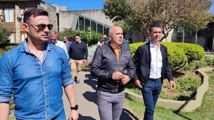 Funcionarios en recorrida ambiental