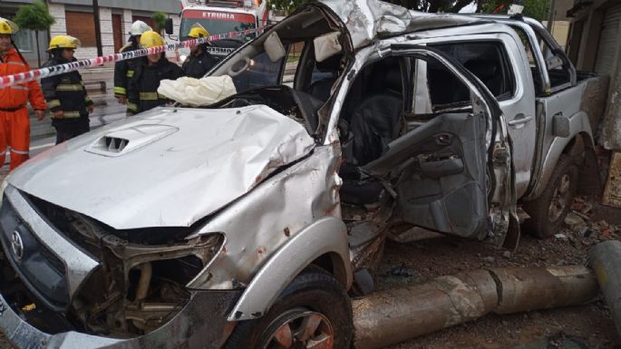 Un conductor resultó gravemente herido tras perder el control de su camioneta y chocar contra un poste