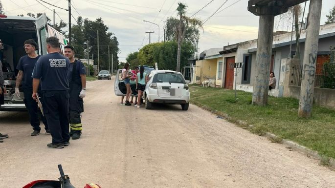 Un motociclista menor de edad sufrió graves heridas al chocar con un automóvil