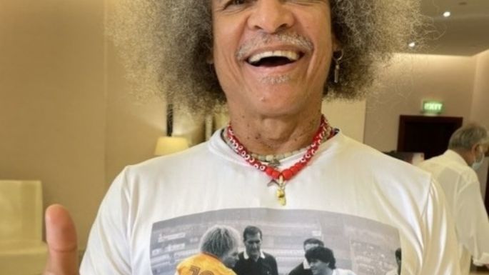 El "Pibe" Valderrama llegó a Qatar con una remera donde está con Maradona