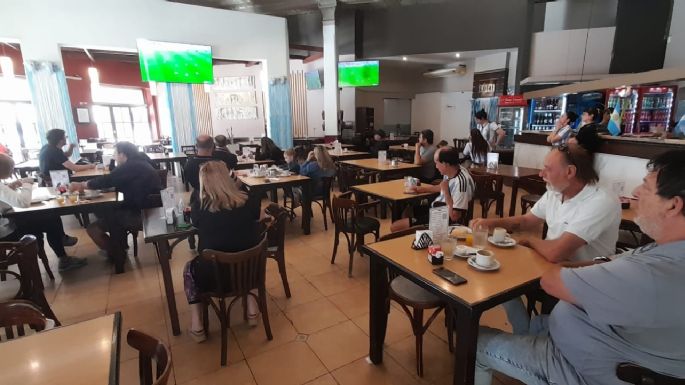 Los villamarienses madrugaron y algunos decidieron ver a la Scaloneta en bares
