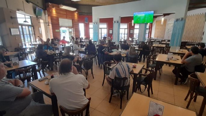 Los villamarienses madrugaron y algunos decidieron ver a la Scaloneta en bares