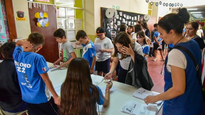 Chicos y chicas votan por el nuevo intendente y vice de los Niños