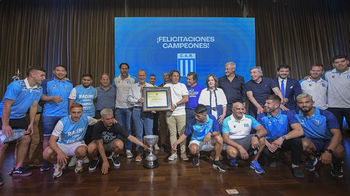 Schiaretti recibió al plantel del Club Atlético Racing en el Centro Cívico
