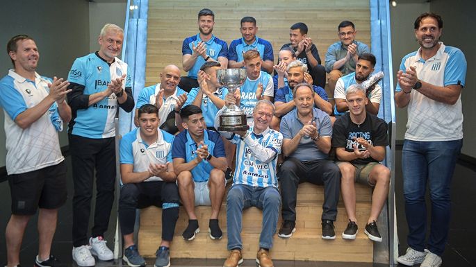 Schiaretti recibió al plantel del Club Atlético Racing en el Centro Cívico