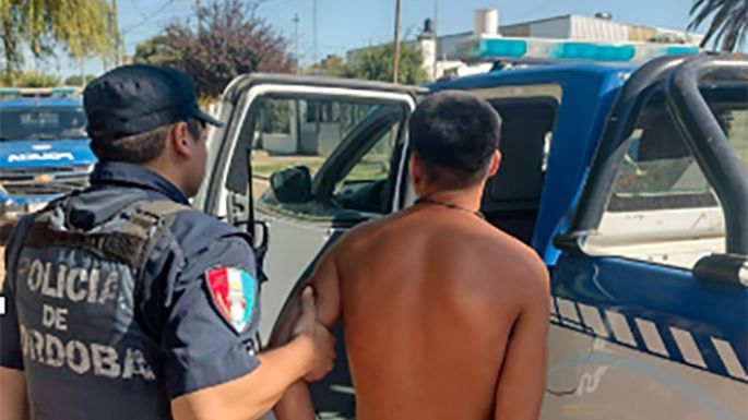 Amenazó a un comerciante con un arma y lo golpeó en el rostro