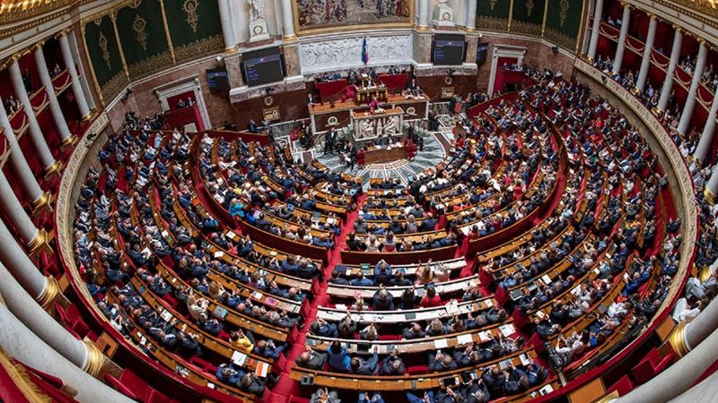 La oposición presentó mociones de censura contra Macron