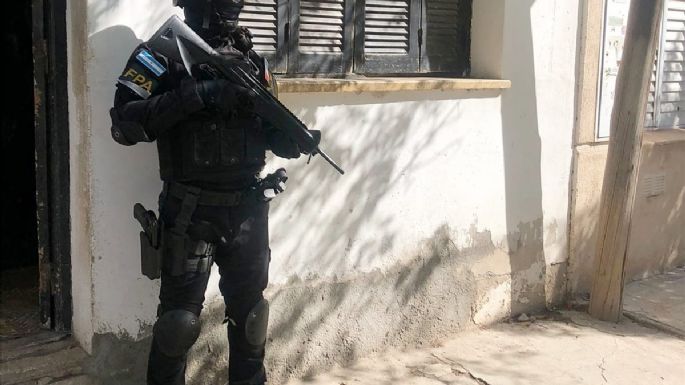 Vendían drogas en dos casas de la misma cuadra en barrio Lamadrid