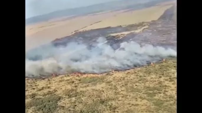 Cuatro aviones colaboran en sofocar incendios en Estancia El Durazno y en Ambul