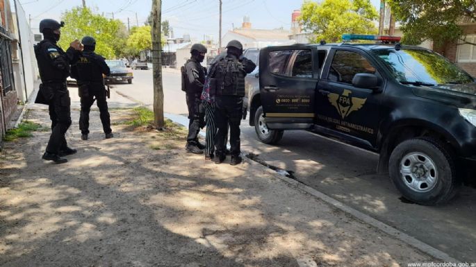 Ante la presencia policial intentó descartar la droga en el baño pero quedó detenido