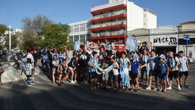 Villamarienses festejaron el triunfo de Argentina en la plaza