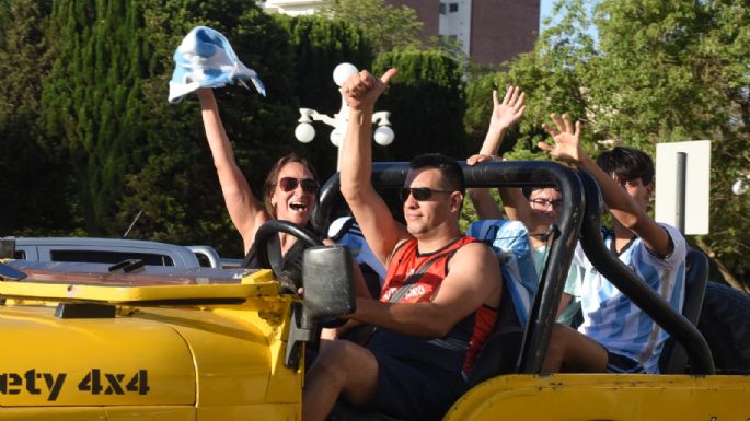 Villamarienses festejaron el triunfo de Argentina en la plaza