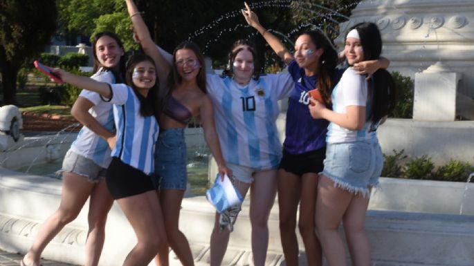 Villamarienses festejaron el triunfo de Argentina en la plaza