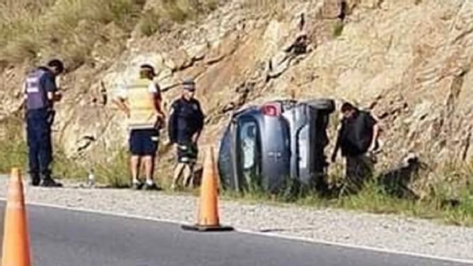 Tres jóvenes heridos tras volcar en el Camino de Altas Cumbres