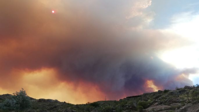 Bomberos siguen combatiendo los incendios en El Durazno y Ambul