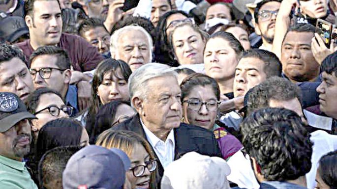 Multitudinaria “marcha del pueblo”en México
