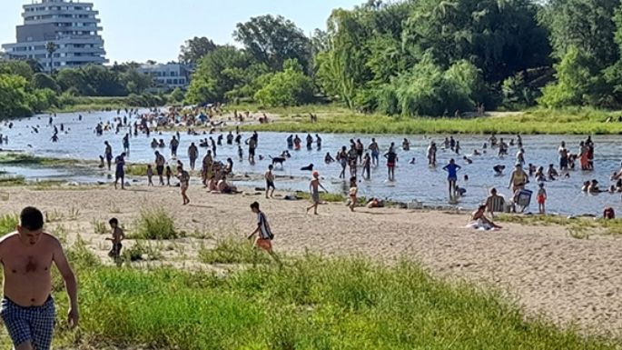 Una multitud se refrescó en el río Ctalamochita