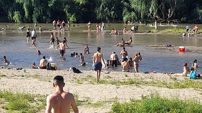 Una multitud se refrescó en el río Ctalamochita