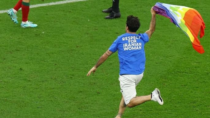 Un hincha interrumpió Portugal - Uruguay con una bandera LGBTIQ+