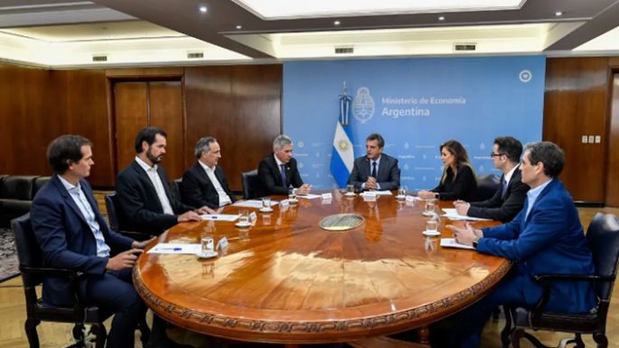 El Gobierno acordó que las naftas no suban más de 4% por mes hasta marzo