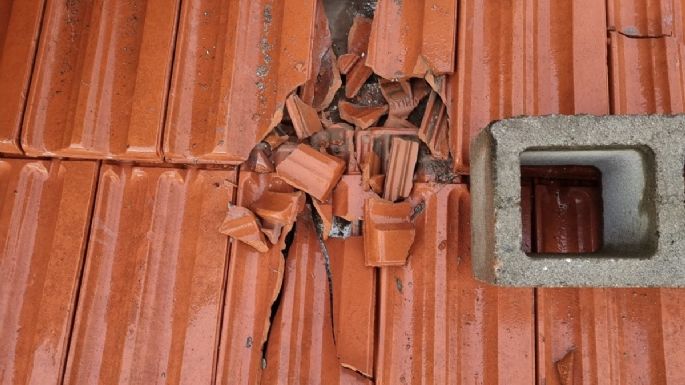 Cayó un rayo en una vivienda de la ciudad y rompió un tanque de agua