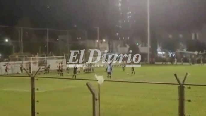 VIDEO - En la reserva, el arquero de Alem metió un gol de tiro libre