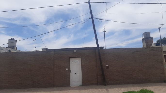Reclaman por "cables caídos" en calle Sarratea casi Colabianchi