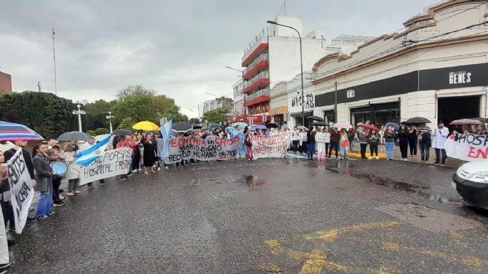 [Videos] Trabajadores del Hospital Pasteur marcharon bajo la lluvia