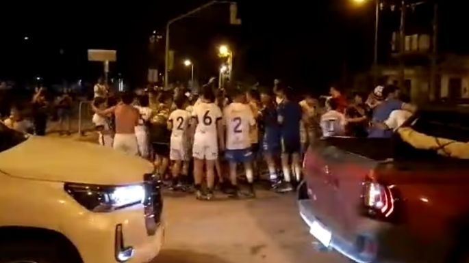 [Video] Luego de varias décadas festejaron juntos Vélez e Independiente de Oliva