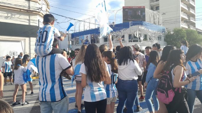 FOTOS - Villa María festeja el triunfo de Argentina  en Plaza Centenario