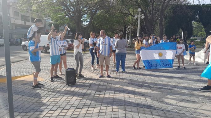 FOTOS - Villa María festeja el triunfo de Argentina  en Plaza Centenario
