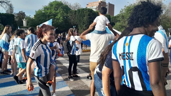 FOTOS - Villa María festeja el triunfo de Argentina  en Plaza Centenario