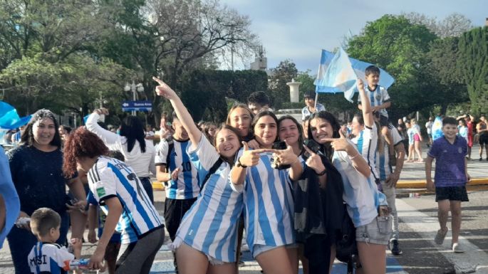 FOTOS - Villa María festeja el triunfo de Argentina  en Plaza Centenario